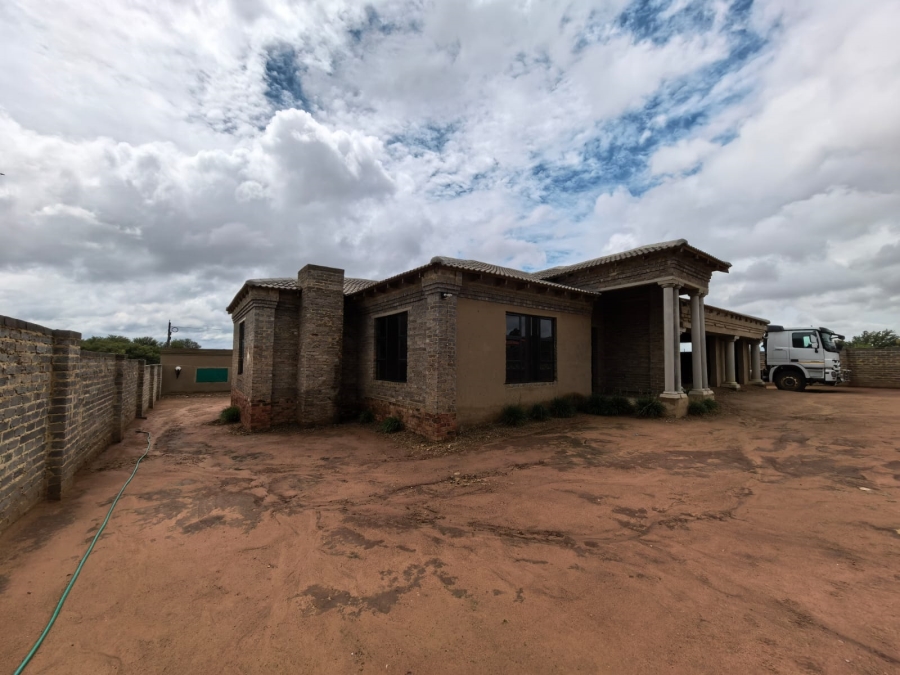 5 Bedroom Property for Sale in Parys Free State